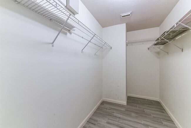 Building Photo - 8322 Kingsbridge Meadow Dr
