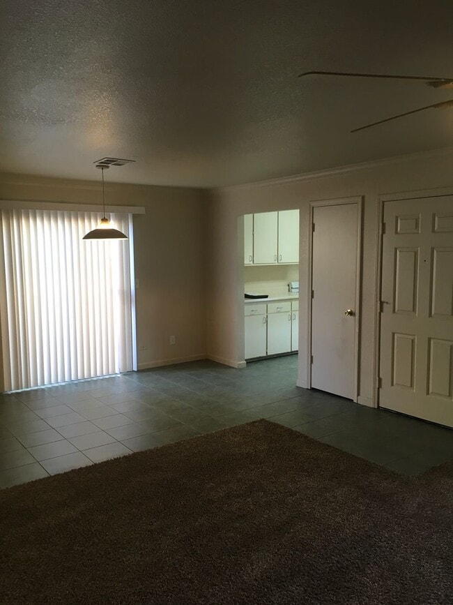 Building Photo - East Redding Duplex off Shasta View