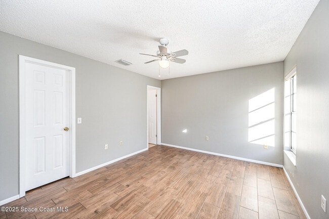 Building Photo - 869 Yorktowne Dr