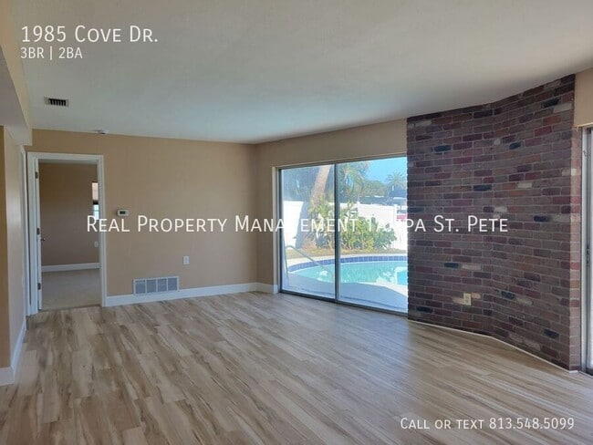 Building Photo - 1985 Cove Dr