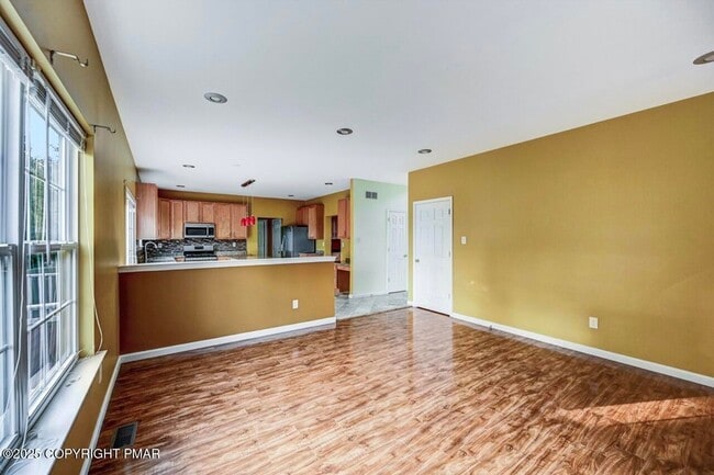 Building Photo - 115 Daffodil Dr