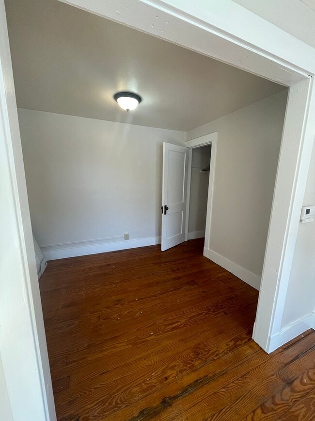 Building Photo - 2BR/1BA, WD Hookups, Parking!