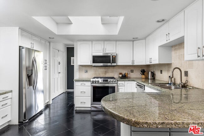 Building Photo - 2843 Lambert Dr