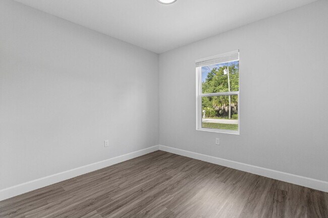 Building Photo - "Charming 3-Bed, 2-Bath Duplex Gem in Port Charlotte - Your Ideal Home Awaits!"
