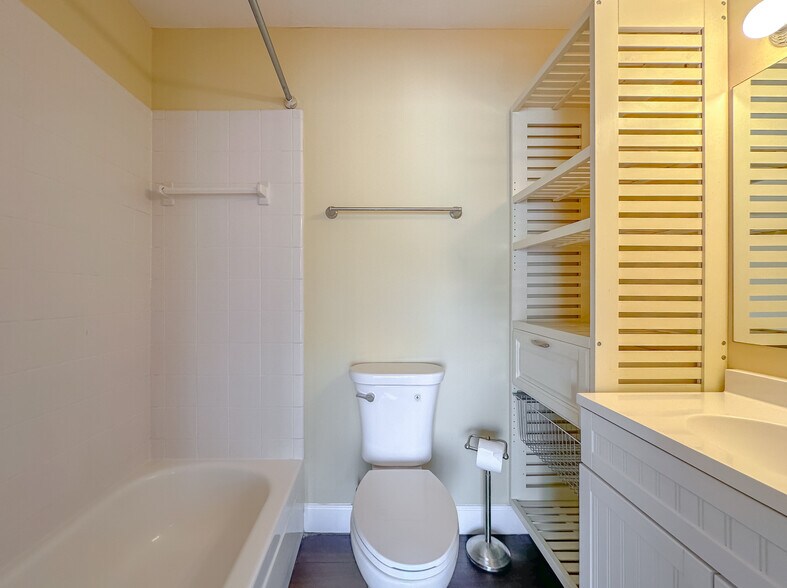 Building Photo - 2241 W Pensacola St