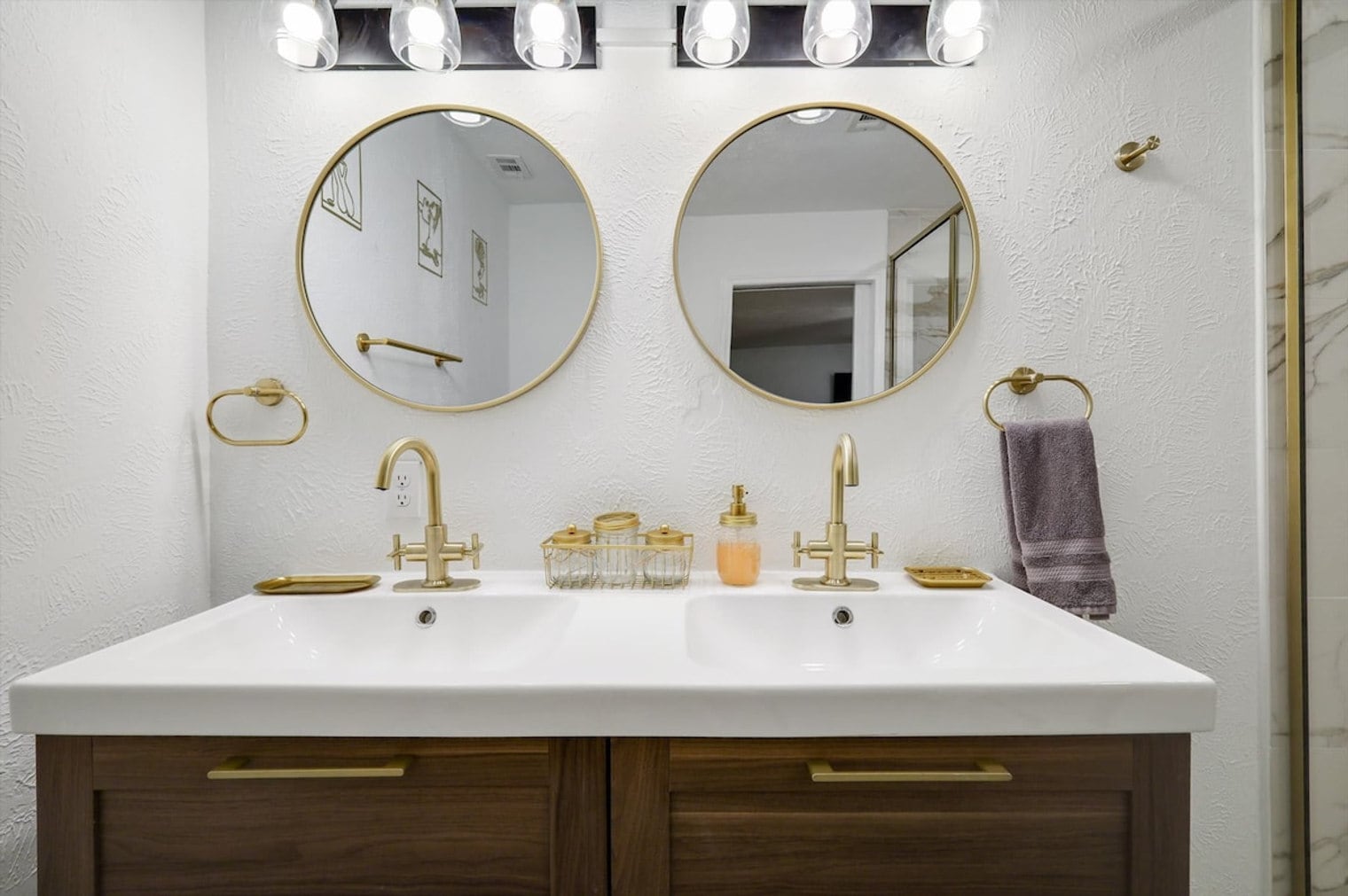 Building Photo - 8005 Woodhue Rd