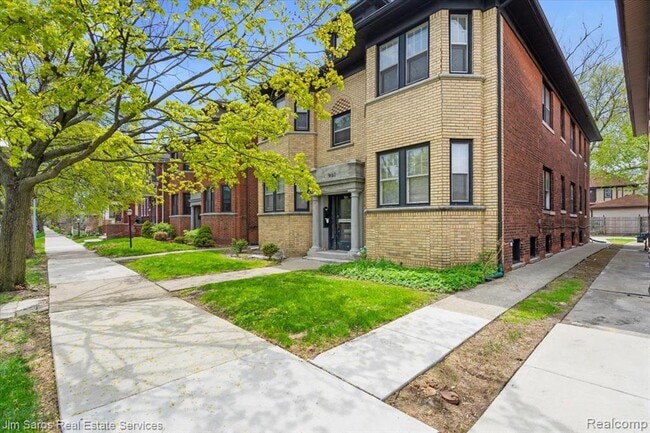 Building Photo - 981 Beaconsfield Ave