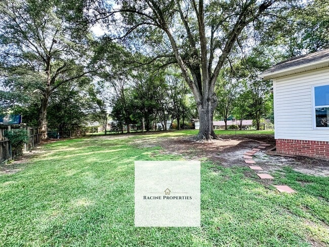 Building Photo - Beautiful Brick Ranch in Taylors, SC