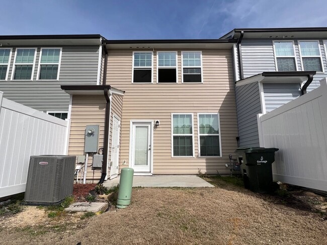 Building Photo - Excellent 3BD, 3BA Raleigh Townhome in an HOA Community