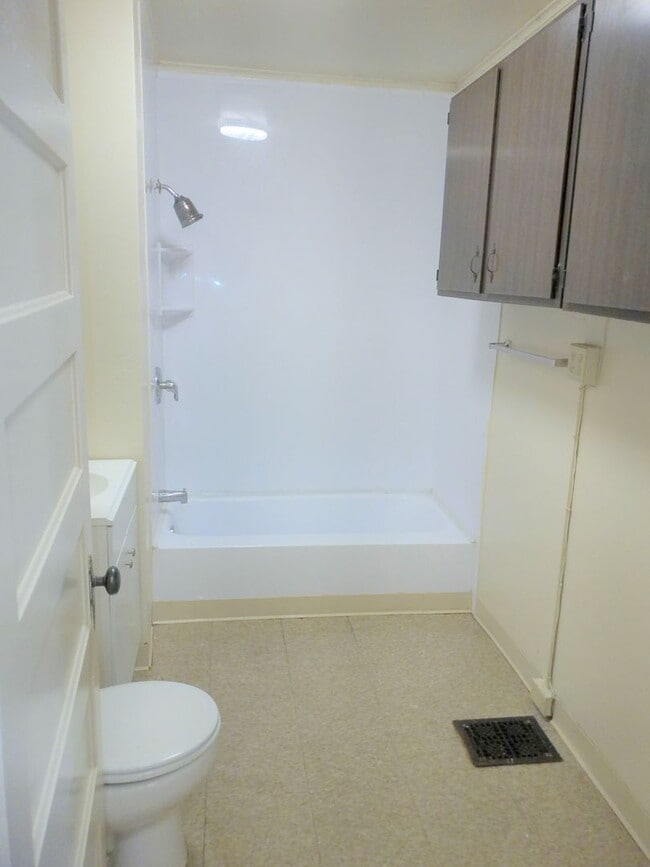 Building Photo - Available 6/1/2026 Charming Home With Priv...