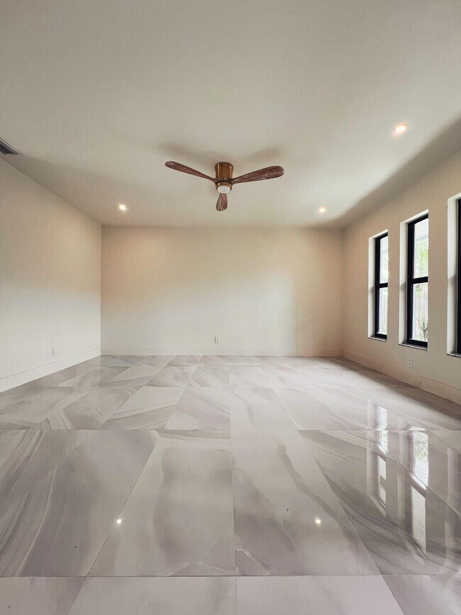 Building Photo - 9287 Sunrise Dr