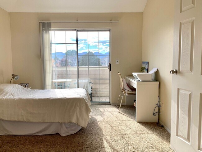 Building Photo - Fabulous Third Floor Two Bedroom With Views!