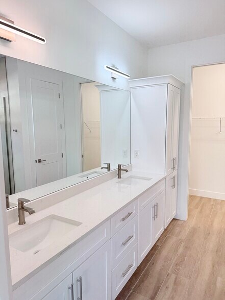 Building Photo - 8613 Banyan Bay Blvd