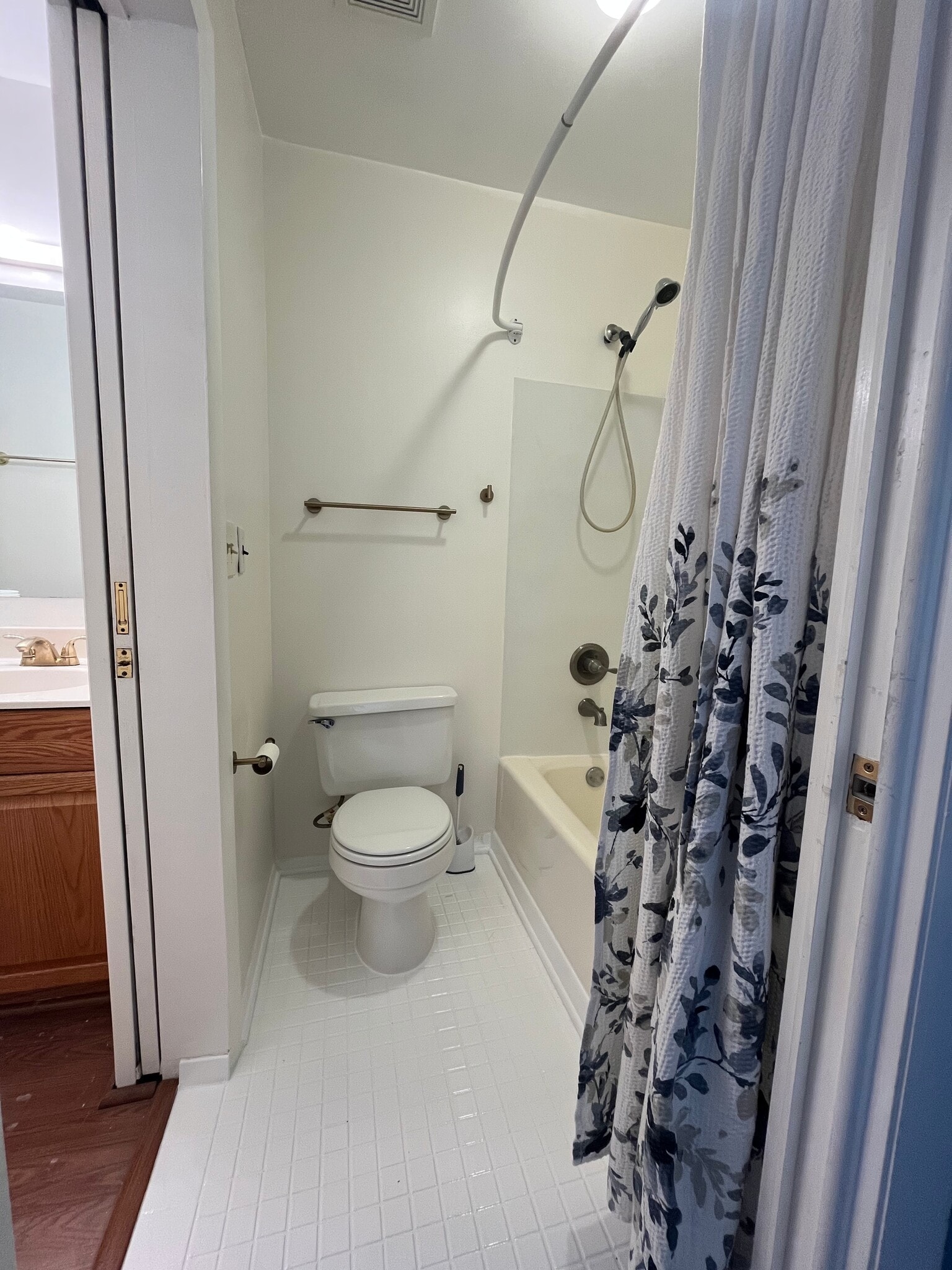 Upstairs Full Bath - 9415 Riverbrink Ct