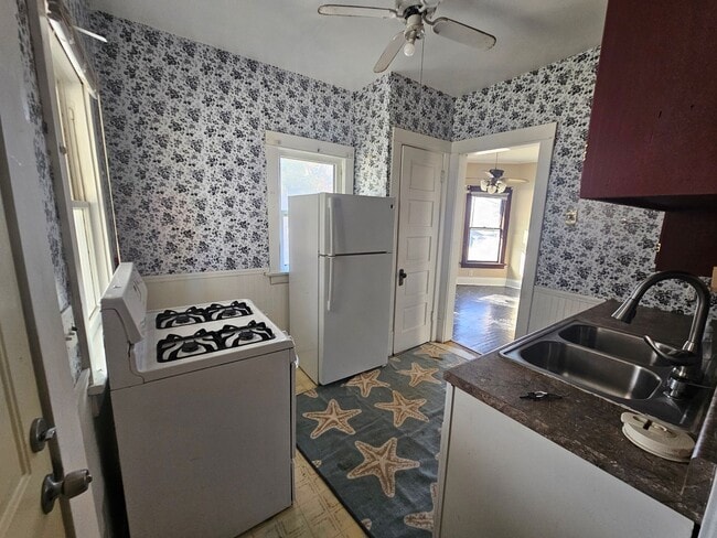 Building Photo - Newly Painted 2 bedroom