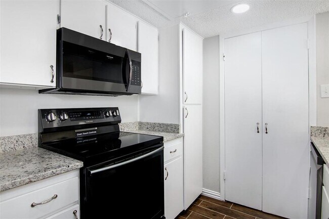 Building Photo - 4637 Country Creek Dr