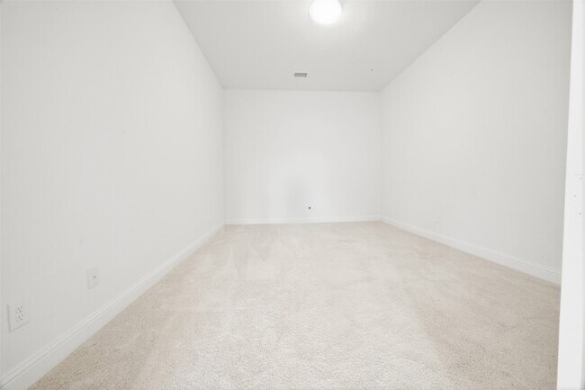 Building Photo - 208 Sequoia Dr