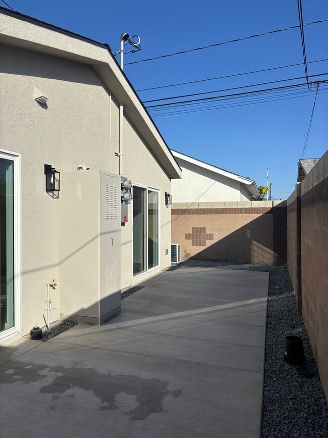 Building Photo - 15526-15528 Cameo Ave