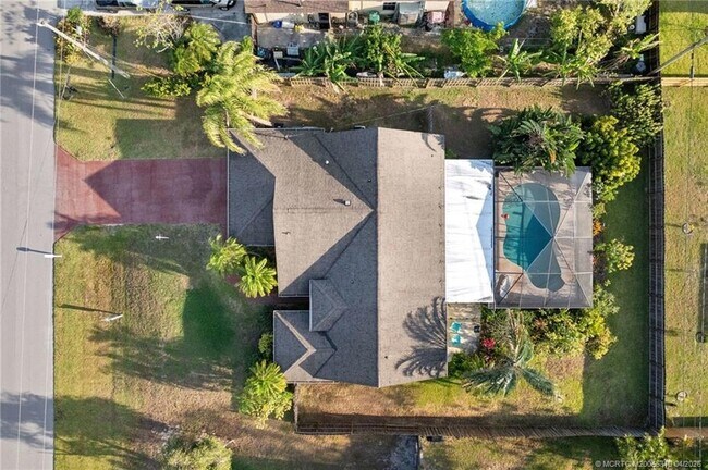 Building Photo - 2542 SW Kensington St