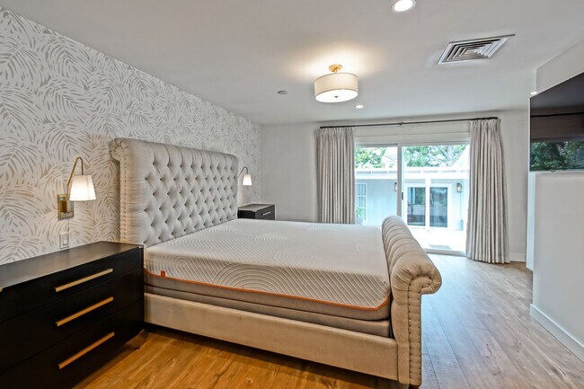 Building Photo - BEAUTIFULLY REMODELED (FURNISHED), 3BR3BA ...