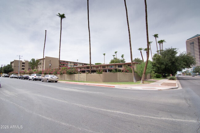 Building Photo - 357 E Thomas Rd