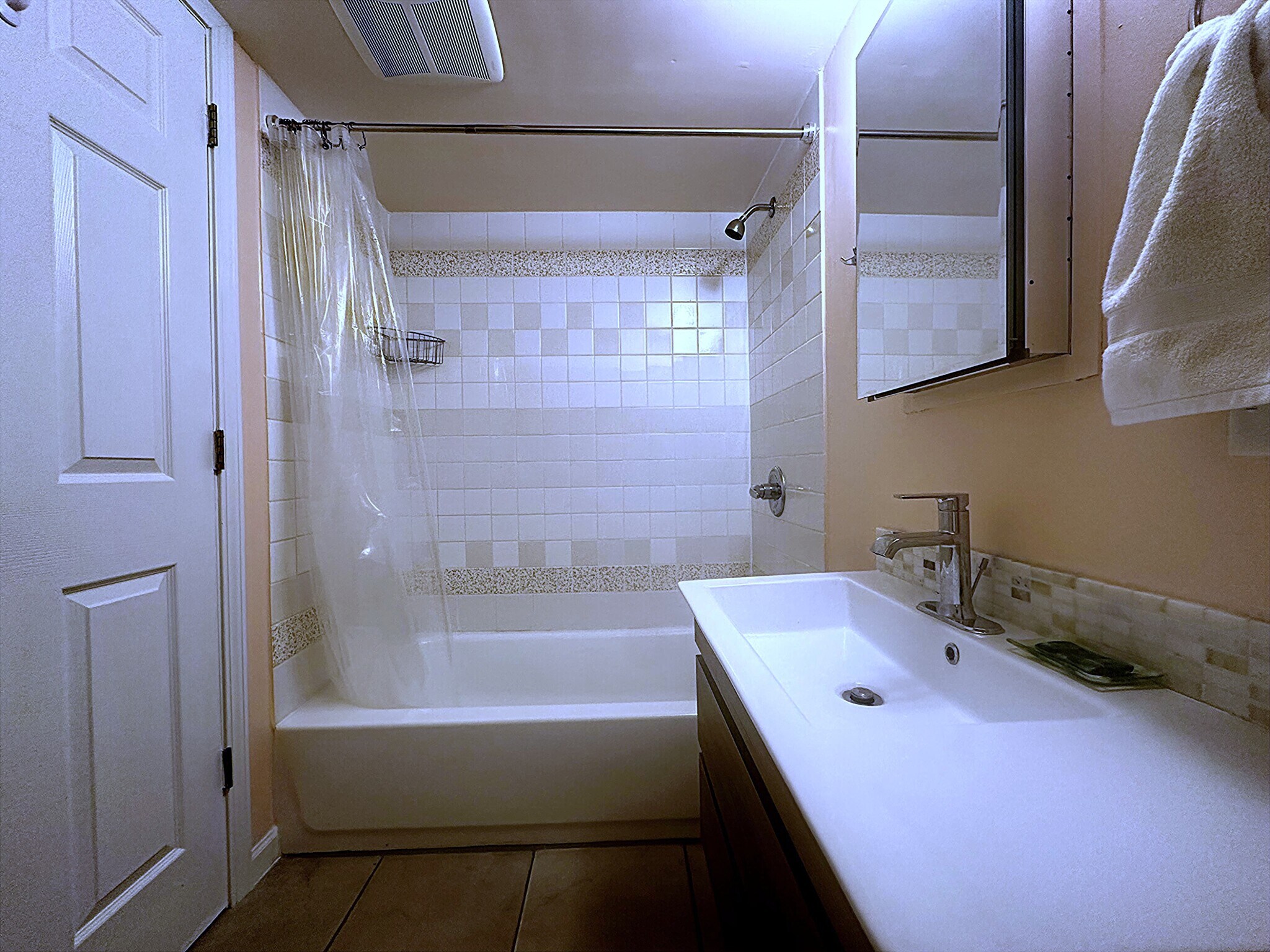 Bathroom Shower/tub - 5940 N Bernard St