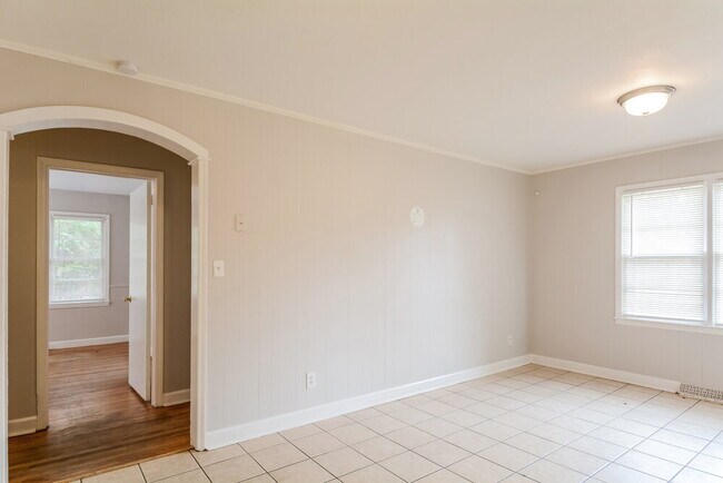 Building Photo - 110 E Crestview Dr