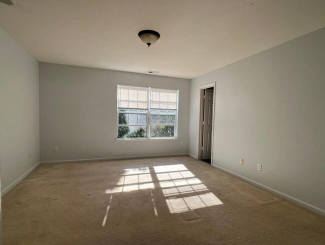 Building Photo - End Unit Townhouse Near Town Center VB