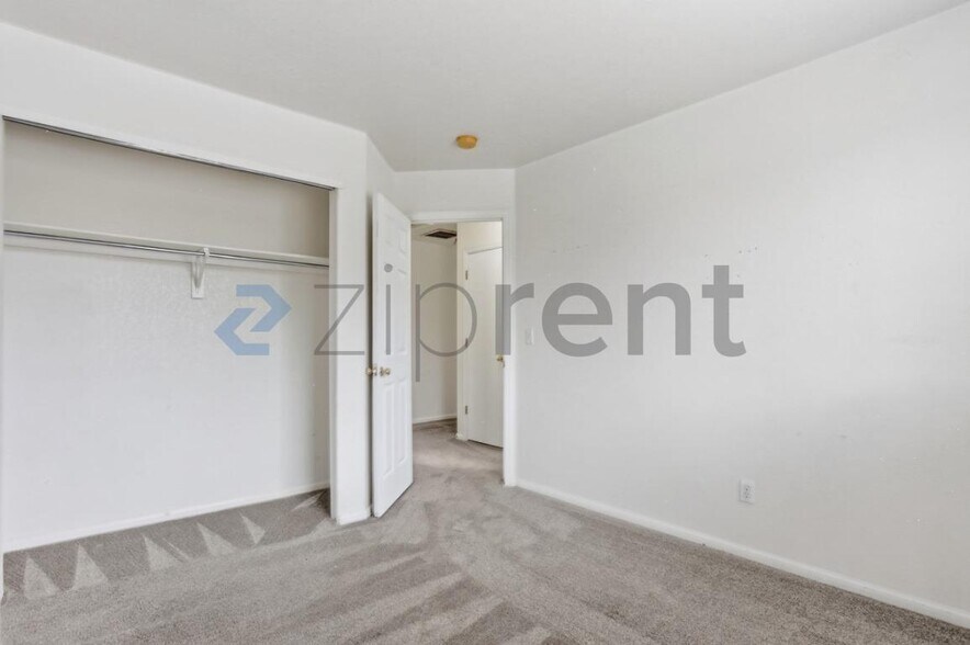 Building Photo - Unit