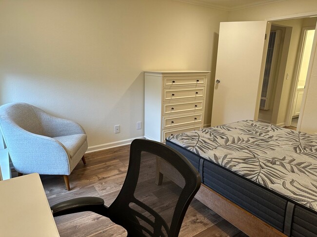 Building Photo - 204 Larkspur Plaza Dr