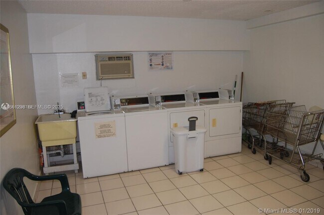 Building Photo - 1334 Collins Ave