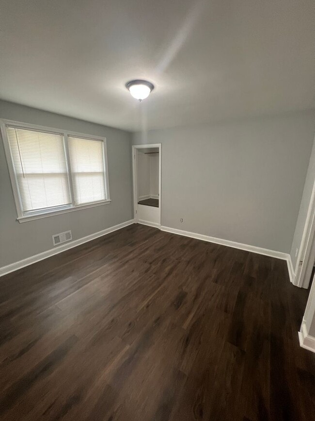 Building Photo - Amazing 6 Bedroom 2 Bathroom home with dual driveways