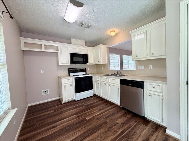 Building Photo - 4006 Hunnington Dr