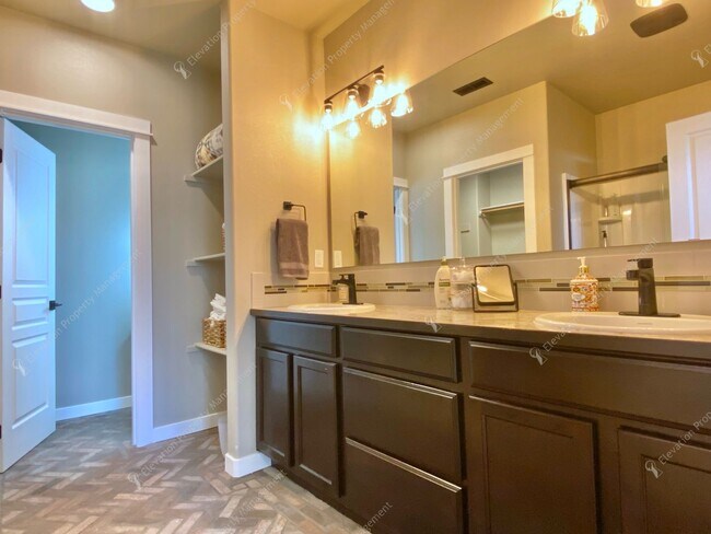 Building Photo - **UNFURNISHED**Beautiful Single-Level 3BR ...