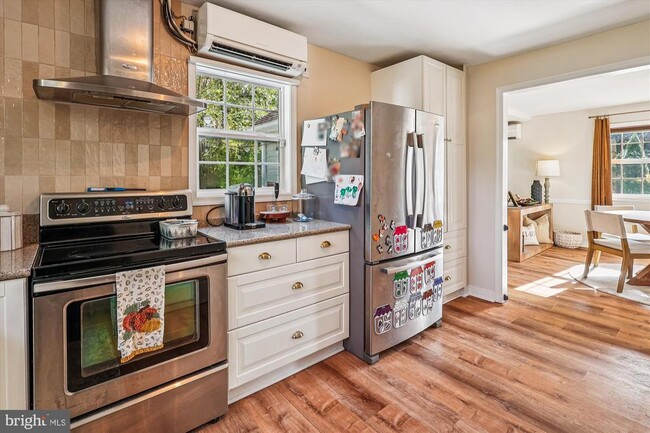 Building Photo - 832 Clifton Ave