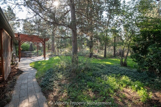 Building Photo - Beautiful home on a large half acre lot!