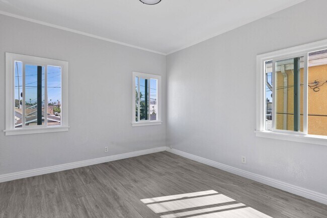 Building Photo - Spacious 2-Bedroom Apartment in Prime Los ...