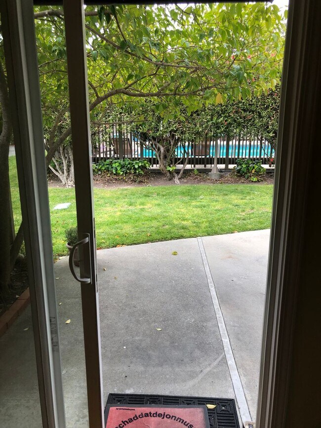 Building Photo - 3 Bed/ 2 Bathroom Town House in Santa Cruz