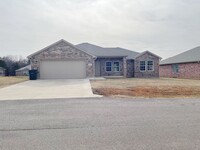 Building Photo - Beautiful 3 bedroom 2 Bath Home Close to C...