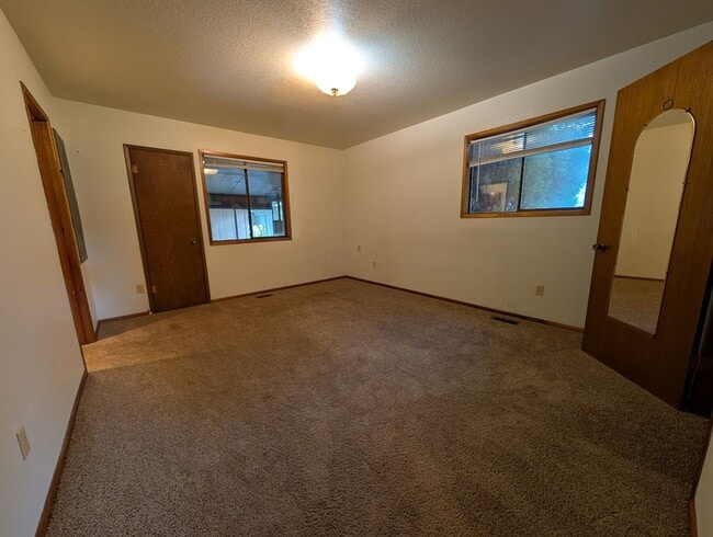 Building Photo - 2 Bedroom Pet-Friendly Orchards House with...