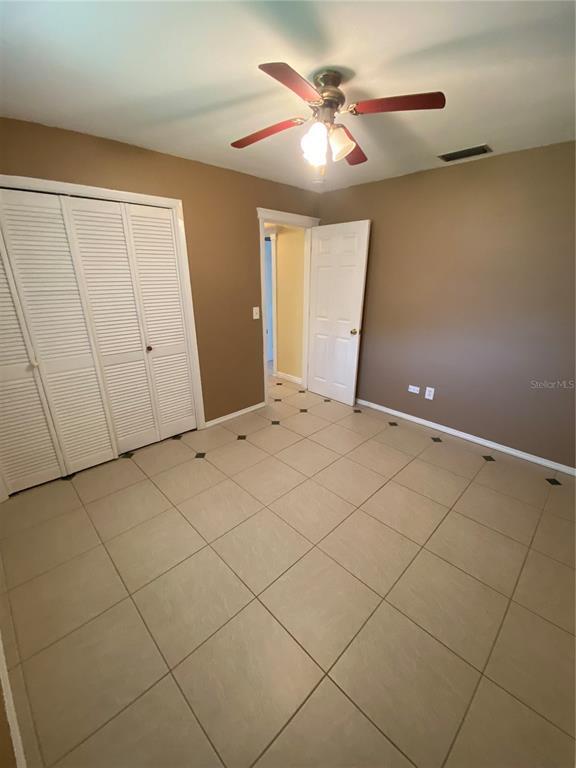 Building Photo - 586 E Lake Dr