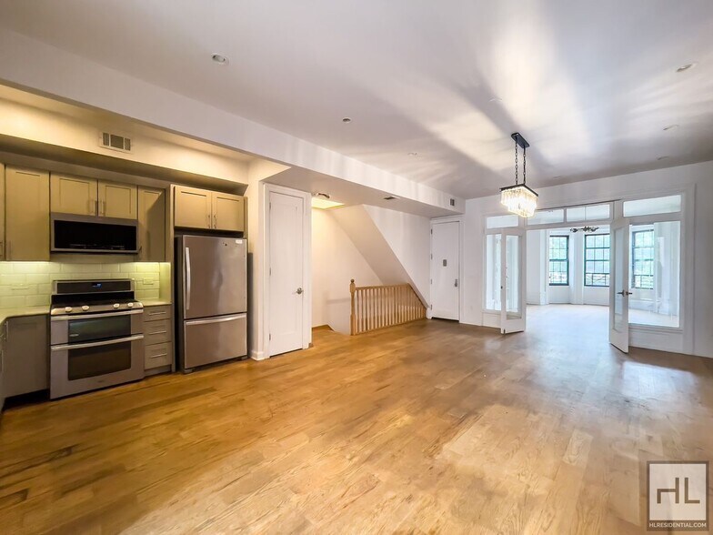 Building Photo - EASTERN PARKWAY / Spacious 4-Bed, 3-Bath D...