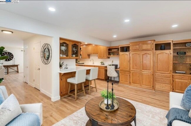 Building Photo - 725 Old Creek Rd