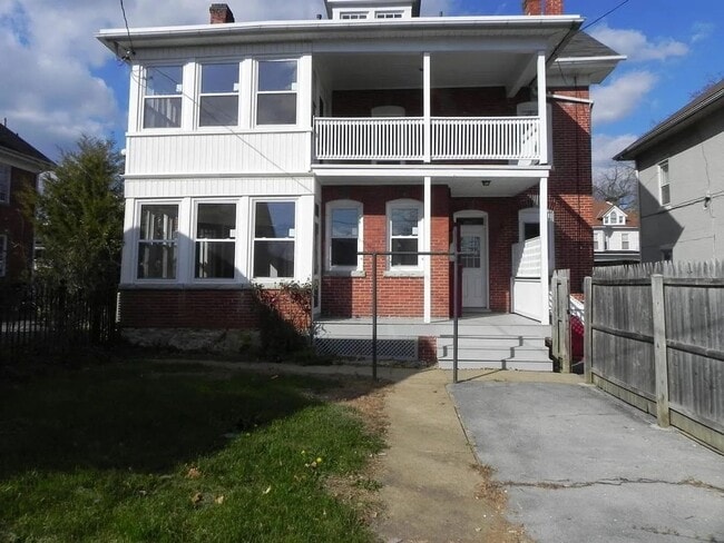 Building Photo - 738 Summit Ave