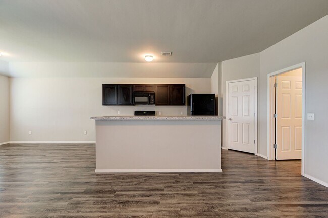 Building Photo - Beautiful 4BD/2BTH with a 2 car garage in ...