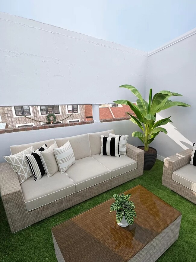 Building Photo - 830 Lombard St