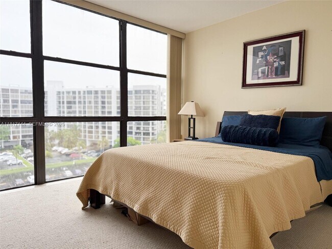 Building Photo - 800 Parkview Dr