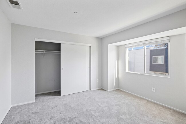 Building Photo - Hilltop Commons Apartments