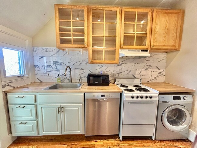 Building Photo - Charming Historic Condo in the Heart of Up...