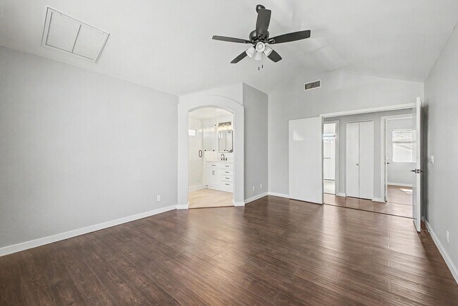 Building Photo - 1006 S Tiago Dr